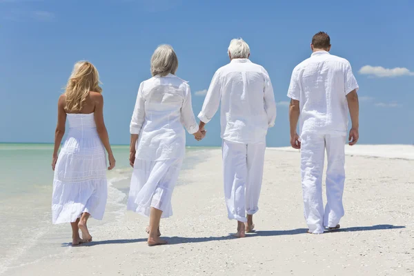 Ανθρώπους ηλικιωμένους, ζευγάρια οικογένεια, περπάτημα σε τροπική παραλία — Φωτογραφία Αρχείου