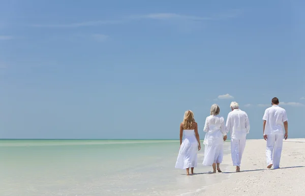 Menschen Senioren, Familienpaare, Spaziergänge am tropischen Strand — Stockfoto