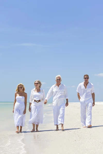 Människor seniorer, familj par, gå på tropical beach — Stockfoto
