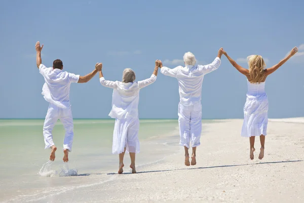 Mensen, familie & senior paren, springen op tropisch strand — Stockfoto