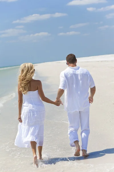 Glückliches junges Paar läuft oder geht Händchen haltend auf tropischen — Stockfoto