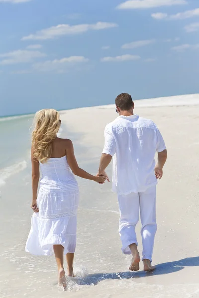 Happy Young Couple Running or Walking Holding Hands on Tropical — Stock Photo, Image