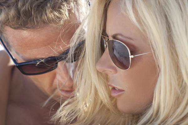 Сексуальный привлекательный мужчина и женщина пара счастливы в солнечных очках — стоковое фото