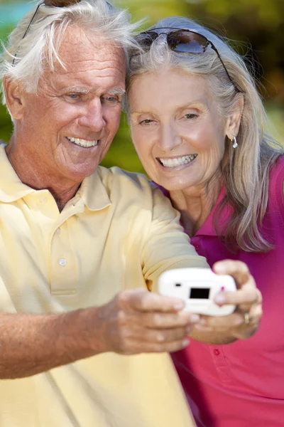 Szczęśliwa para starszy biorąc zdjęcie z aparatu cyfrowego — Zdjęcie stockowe