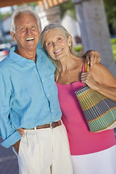 快乐的高级夫妇在阳光下微笑外 — 图库照片