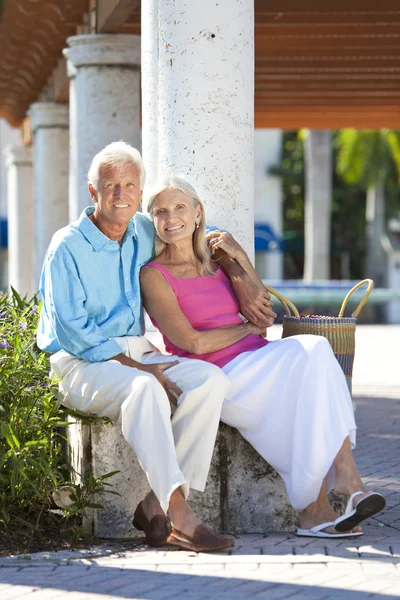 Feliz pareja de ancianos sonriendo afuera bajo el sol —  Fotos de Stock