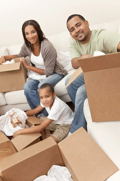 Famille afro-américaine déballage boîtes déménagement maison — Photo