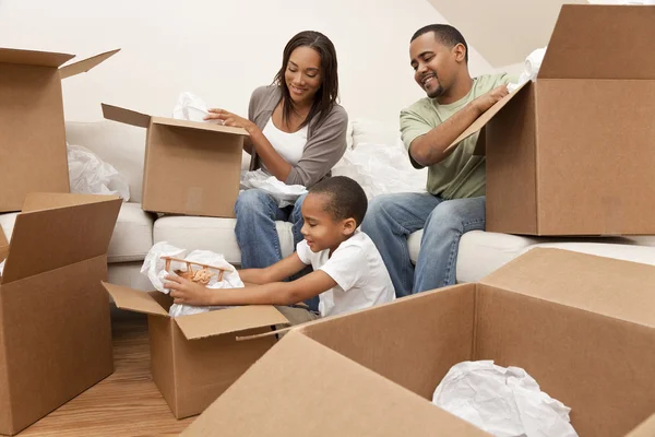 Afroamericana familia desembalaje cajas mudanza casa — Foto de Stock