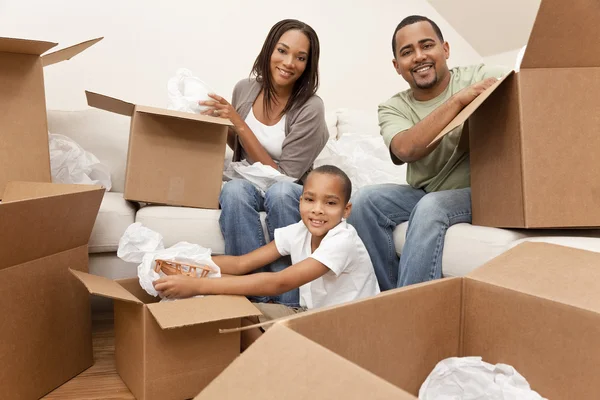 Афроамериканская семья распаковывает коробки — стоковое фото