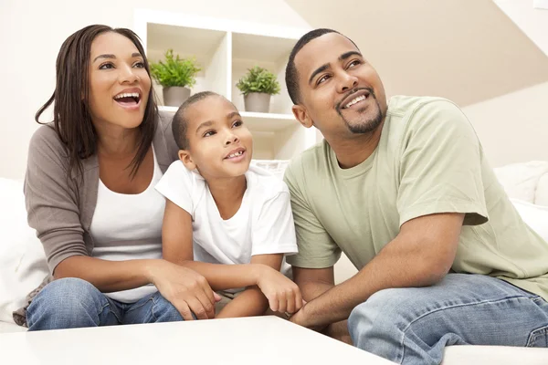 Feliz família afro-americana sorridente em casa — Fotografia de Stock