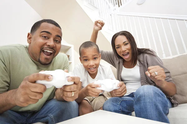Família afro-americana se divertindo jogando jogo de console de computador — Fotografia de Stock