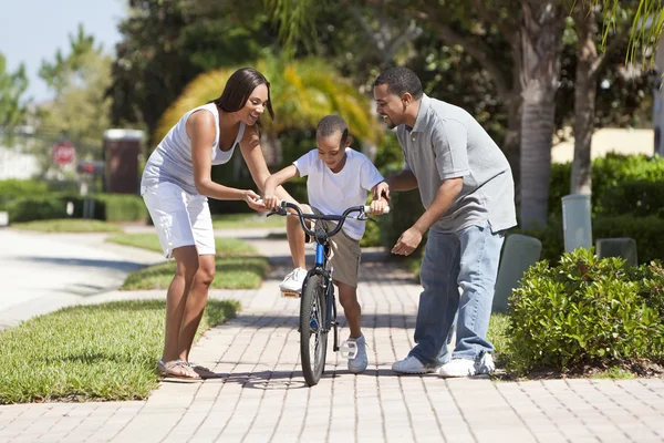 非洲裔美国家庭与男孩骑自行车与快乐的父母 — 图库照片