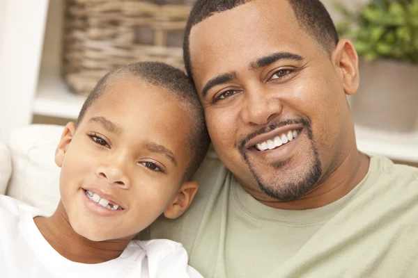 Счастливая афроамериканская семья отца и сына — стоковое фото