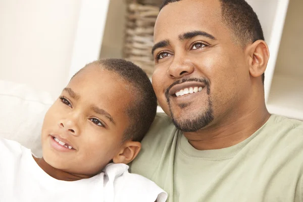 Ευτυχισμένη αφρικανική αμερικανική οικογένεια πατέρα και γιου — Φωτογραφία Αρχείου