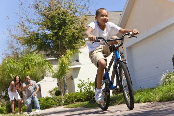 Familia afroamericana WIth Boy montar en bicicleta y padres felices — Foto de Stock