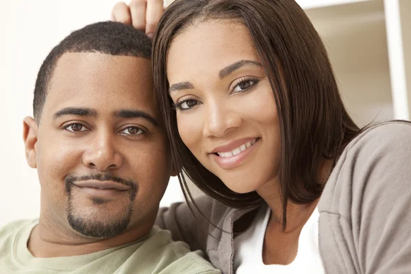 Pareja afroamericana feliz sentada en casa —  Fotos de Stock