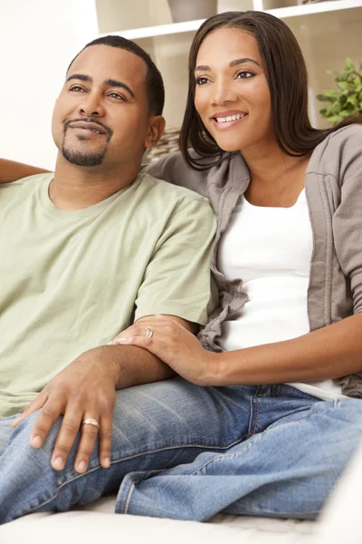 Feliz casal afro-americano sentado em casa — Fotografia de Stock