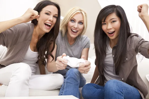 Drie mooie vrouwen vrienden spelen van videospellen thuis — Stockfoto