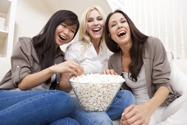 Três mulheres bonitas amigos comer pipoca assistindo filme em H — Fotografia de Stock