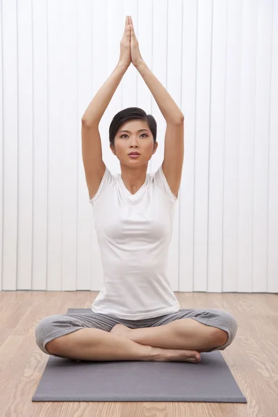 Güzel genç Asyalı Çinli kadın yoga konumda — Stok fotoğraf