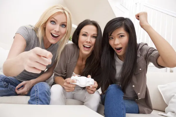 Drie mooie vrouwen vrienden spelen van computerspelletjes thuis — Stockfoto