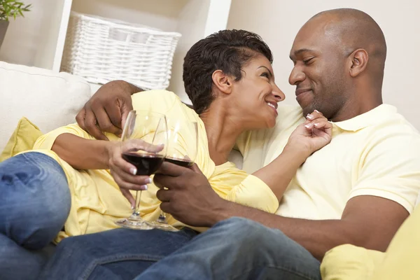 幸せなアフリカ系アメリカ人の男・女性カップル ワインを飲んだり — ストック写真