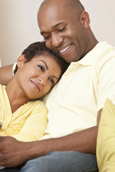 Ευτυχισμένος άνθρωπος αφροαμερικάνων & ζευγάρι γυναίκα — Φωτογραφία Αρχείου