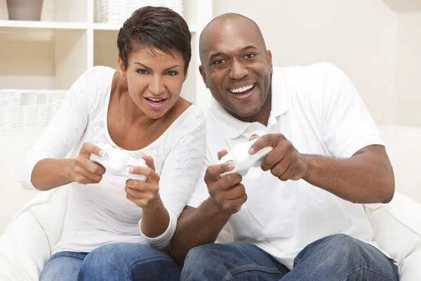 Afrika kökenli Amerikalı çift eğlenmek video konsol oyun oynuyor — Stok fotoğraf