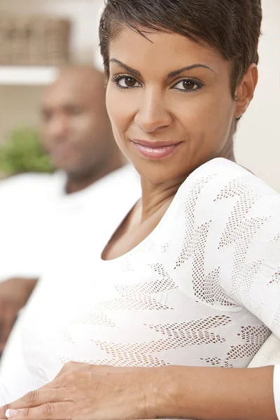 Glücklich afrikanisch-amerikanische Frau Paar sitzt zu Hause — Stockfoto