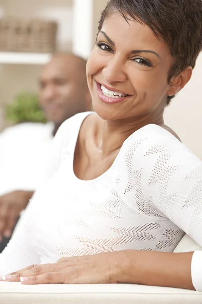 Mujer afroamericana feliz pareja sentada en casa —  Fotos de Stock