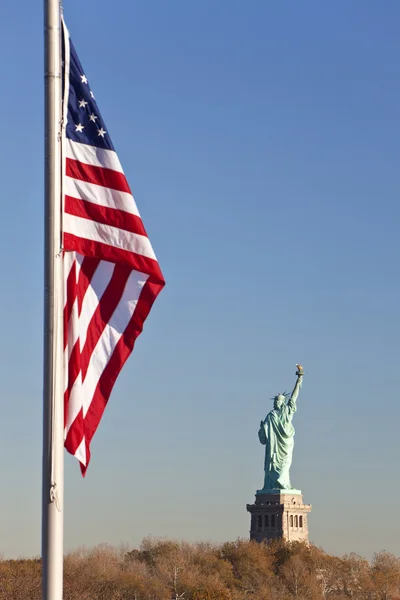 Статуя свободи, зоряно-смугастий прапор прапор, Нью-Йорк — стокове фото