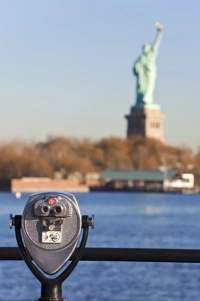 Het standbeeld van vrijheid en verrekijker new york city — Stockfoto
