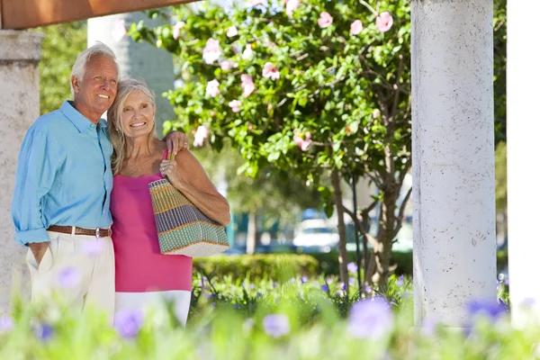Boldog idősebb pár mosolygó kívül napsütésben — Stock Fotó