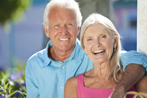 Szczęśliwa para starszy uśmiechający się poza w słońcu — Zdjęcie stockowe