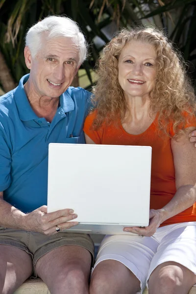 Anziano uomo e donna coppia al di fuori utilizzando computer portatile — Foto Stock