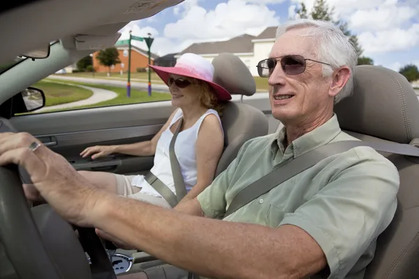 Ανώτερος ζευγάρι οδήγηση μετατρέψιμο αυτοκίνητο φορώντας γυαλιά ηλίου — Φωτογραφία Αρχείου