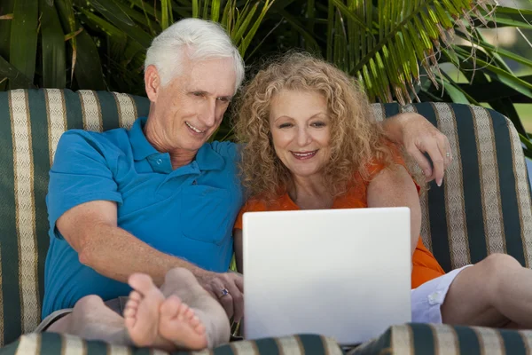 Hombre y mujer mayores Pareja afuera usando computadora portátil — Foto de Stock