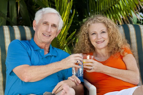 享受退休生活的高级男人女人情侣度假酒水饮料 — 图库照片