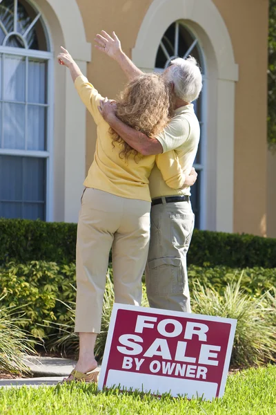 Hombre y mujer senior pareja viendo una casa en venta —  Fotos de Stock
