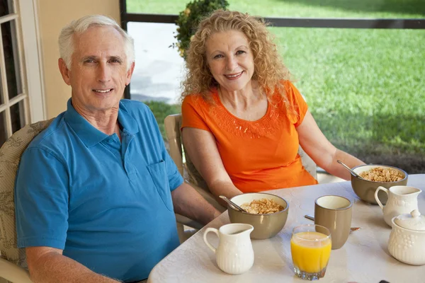 健康的な朝食を楽しんでいるシニアの男と女のカップル — ストック写真