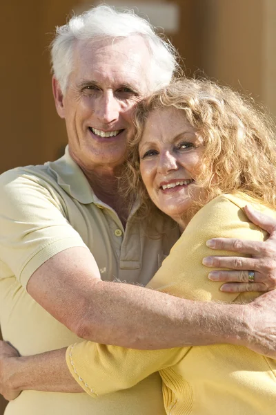 Starší muž a žena pár objímání a šťastný spolu — Stock fotografie