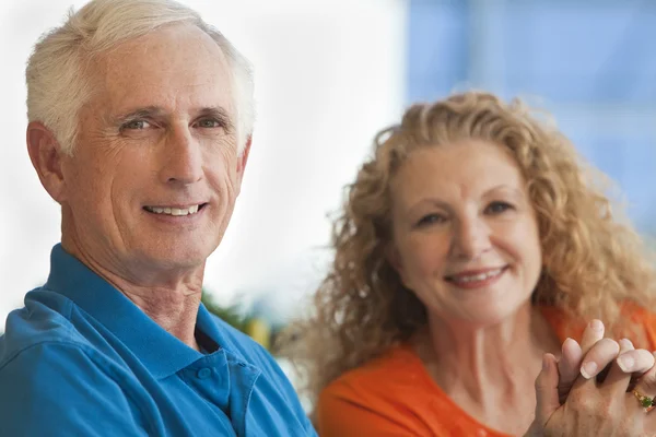 Senior Mann und Frau halten Händchen — Stockfoto