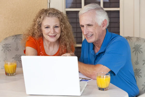 Homem sênior e mulher casal fora usando computador portátil — Fotografia de Stock