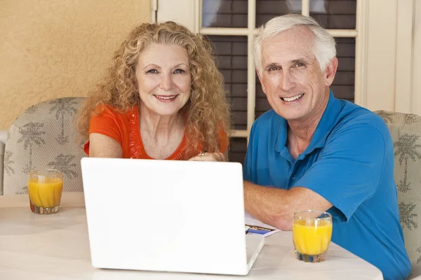 Старший чоловік і жінка пара зовні використовуючи ноутбук комп'ютер — стокове фото