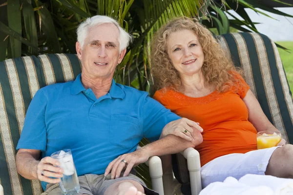 Äldre Man & kvinna par njuter pension drycker på semester — Stockfoto