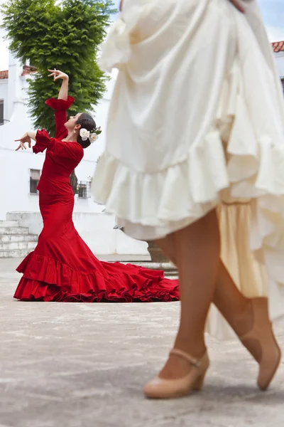 在小镇广场的两个传统妇女西班牙弗拉门戈舞者 — 图库照片