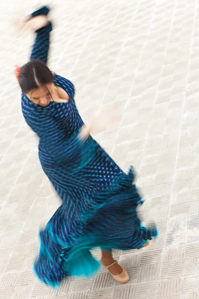 Bewegung verschwommene Aufnahme einer sich drehenden spanischen Flamenco-Tänzerin — Stockfoto