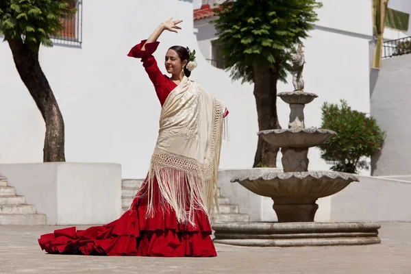 Donna tradizionale ballerina di flamenco spagnola in abito rosso — Foto Stock