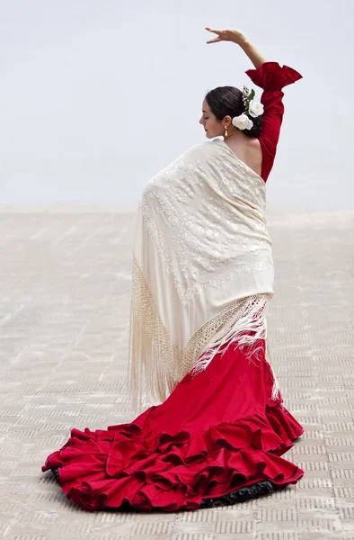 Παραδοσιακή γυναίκα ισπανικό flamenco χορευτής στο κόκκινο φόρεμα — Φωτογραφία Αρχείου