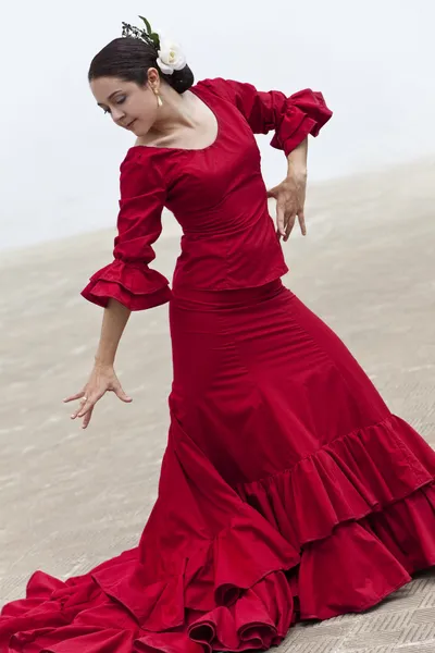 Mulher tradicional espanhol Flamenco dançarina no vestido vermelho com ventilador — Fotografia de Stock